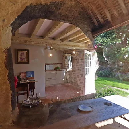 Дом отдыха Maison Historique Du 15eme Siecle Avec Jardin A - Fr-1-497-135 La Carneille